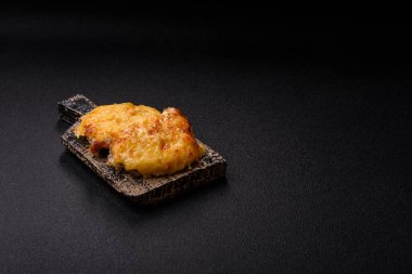 Biftek, domuz eti ya da erimiş peynirle kaplı tavuk pirzolası. Akşam yemeği için ızgara et filetosu.