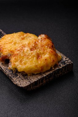 Biftek, domuz eti ya da erimiş peynirle kaplı tavuk pirzolası. Akşam yemeği için ızgara et filetosu.