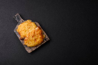 Biftek, domuz eti ya da erimiş peynirle kaplı tavuk pirzolası. Akşam yemeği için ızgara et filetosu.