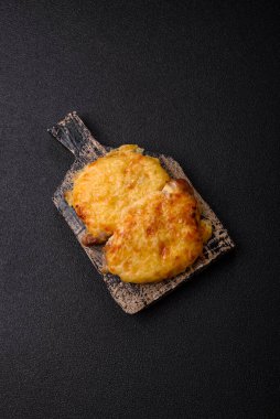 Biftek, domuz eti ya da erimiş peynirle kaplı tavuk pirzolası. Akşam yemeği için ızgara et filetosu.