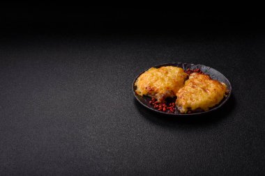 Biftek, domuz eti ya da erimiş peynirle kaplı tavuk pirzolası. Akşam yemeği için ızgara et filetosu.