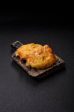 Biftek, domuz eti ya da erimiş peynirle kaplı tavuk pirzolası. Akşam yemeği için ızgara et filetosu.