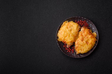 Biftek, domuz eti ya da erimiş peynirle kaplı tavuk pirzolası. Akşam yemeği için ızgara et filetosu.