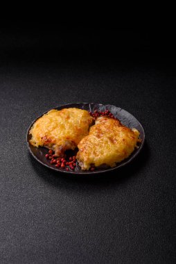 Biftek, domuz eti ya da erimiş peynirle kaplı tavuk pirzolası. Akşam yemeği için ızgara et filetosu.