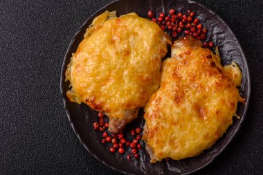 Biftek, domuz eti ya da erimiş peynirle kaplı tavuk pirzolası. Akşam yemeği için ızgara et filetosu.