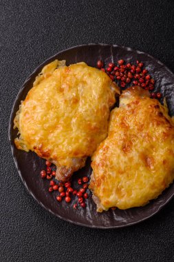 Biftek, domuz eti ya da erimiş peynirle kaplı tavuk pirzolası. Akşam yemeği için ızgara et filetosu.