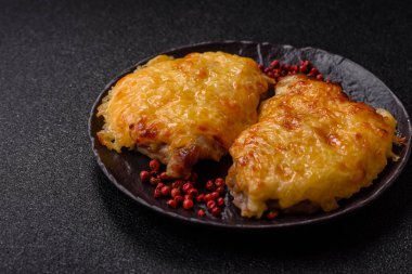 Biftek, domuz eti ya da erimiş peynirle kaplı tavuk pirzolası. Akşam yemeği için ızgara et filetosu.