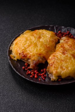 Biftek, domuz eti ya da erimiş peynirle kaplı tavuk pirzolası. Akşam yemeği için ızgara et filetosu.