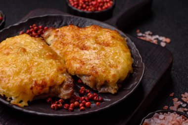 Biftek, domuz eti ya da erimiş peynirle kaplı tavuk pirzolası. Akşam yemeği için ızgara et filetosu.