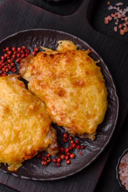 Biftek, domuz eti ya da erimiş peynirle kaplı tavuk pirzolası. Akşam yemeği için ızgara et filetosu.