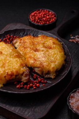 Biftek, domuz eti ya da erimiş peynirle kaplı tavuk pirzolası. Akşam yemeği için ızgara et filetosu.