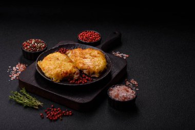 Biftek, domuz eti ya da erimiş peynirle kaplı tavuk pirzolası. Akşam yemeği için ızgara et filetosu.