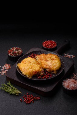 Biftek, domuz eti ya da erimiş peynirle kaplı tavuk pirzolası. Akşam yemeği için ızgara et filetosu.