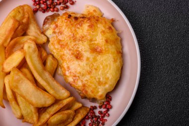 Kızarmış patates kızartması, bir parça et ve öğle yemeği. Akşam yemeği için patates ve et hazırladım.