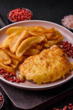 Kızarmış patates kızartması, bir parça et ve öğle yemeği. Akşam yemeği için patates ve et hazırladım.