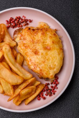 Kızarmış patates kızartması, bir parça et ve öğle yemeği. Akşam yemeği için patates ve et hazırladım.