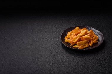 Kızarmış patates kızartması, tuz, baharat ve öğle yemeği. Fast food, paket servis.