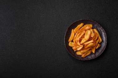 Kızarmış patates kızartması, tuz, baharat ve öğle yemeği. Fast food, paket servis.