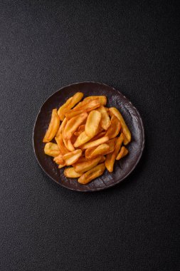 Kızarmış patates kızartması, tuz, baharat ve öğle yemeği. Fast food, paket servis.