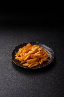 Kızarmış patates kızartması, tuz, baharat ve öğle yemeği. Fast food, paket servis.