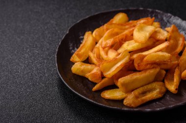 Kızarmış patates kızartması, tuz, baharat ve öğle yemeği. Fast food, paket servis.