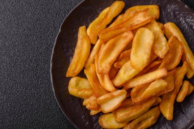 Kızarmış patates kızartması, tuz, baharat ve öğle yemeği. Fast food, paket servis.