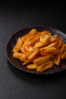 Kızarmış patates kızartması, tuz, baharat ve öğle yemeği. Fast food, paket servis.