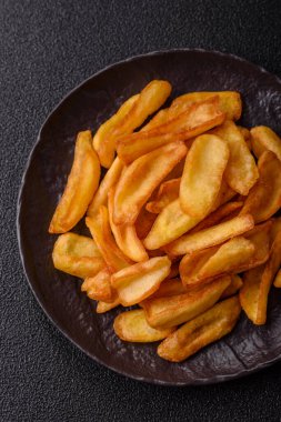 Kızarmış patates kızartması, tuz, baharat ve öğle yemeği. Fast food, paket servis.