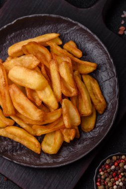 Kızarmış patates kızartması, tuz, baharat ve öğle yemeği. Fast food, paket servis.