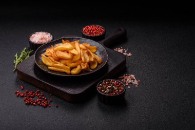 Kızarmış patates kızartması, tuz, baharat ve öğle yemeği. Fast food, paket servis.