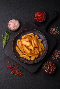 Kızarmış patates kızartması, tuz, baharat ve öğle yemeği. Fast food, paket servis.