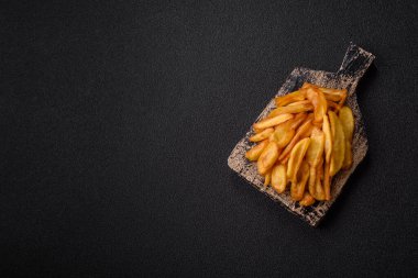 Kızarmış patates kızartması, tuz, baharat ve öğle yemeği. Fast food, paket servis.