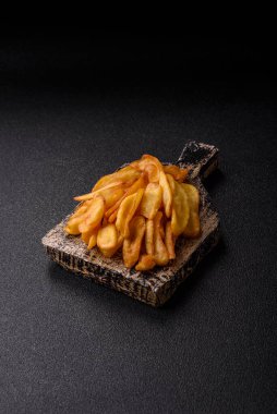 Kızarmış patates kızartması, tuz, baharat ve öğle yemeği. Fast food, paket servis.