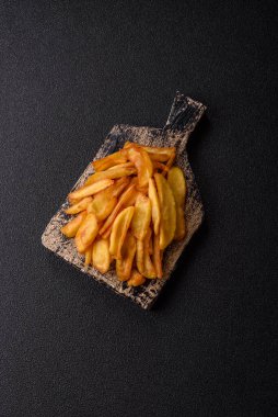 Kızarmış patates kızartması, tuz, baharat ve öğle yemeği. Fast food, paket servis.