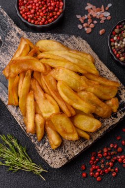 Kızarmış patates kızartması, tuz, baharat ve öğle yemeği. Fast food, paket servis.