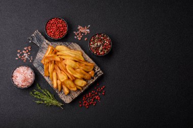 Kızarmış patates kızartması, tuz, baharat ve öğle yemeği. Fast food, paket servis.