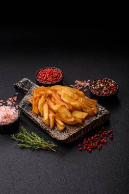 Kızarmış patates kızartması, tuz, baharat ve öğle yemeği. Fast food, paket servis.