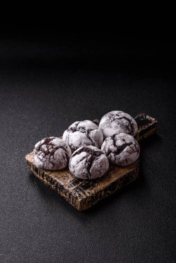 Pudra şekeri serpiştirilmiş çikolatalı buruşuk kurabiyeler, ev yapımı pişirme. Kakao aromalı buruşuk kurabiyeler