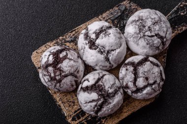 Pudra şekeri serpiştirilmiş çikolatalı buruşuk kurabiyeler, ev yapımı pişirme. Kakao aromalı buruşuk kurabiyeler