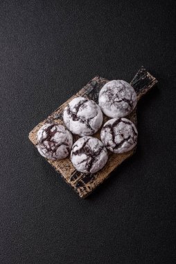 Pudra şekeri serpiştirilmiş çikolatalı buruşuk kurabiyeler, ev yapımı pişirme. Kakao aromalı buruşuk kurabiyeler