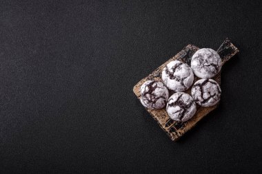 Pudra şekeri serpiştirilmiş çikolatalı buruşuk kurabiyeler, ev yapımı pişirme. Kakao aromalı buruşuk kurabiyeler