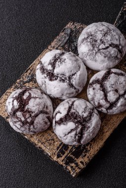 Pudra şekeri serpiştirilmiş çikolatalı buruşuk kurabiyeler, ev yapımı pişirme. Kakao aromalı buruşuk kurabiyeler