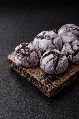 Pudra şekeri serpiştirilmiş çikolatalı buruşuk kurabiyeler, ev yapımı pişirme. Kakao aromalı buruşuk kurabiyeler