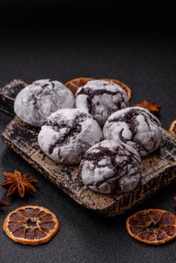 Pudra şekeri serpiştirilmiş çikolatalı buruşuk kurabiyeler, ev yapımı pişirme. Kakao aromalı buruşuk kurabiyeler