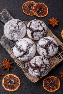 Pudra şekeri serpiştirilmiş çikolatalı buruşuk kurabiyeler, ev yapımı pişirme. Kakao aromalı buruşuk kurabiyeler