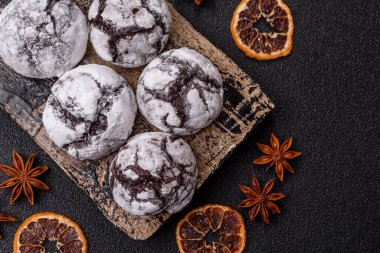 Pudra şekeri serpiştirilmiş çikolatalı buruşuk kurabiyeler, ev yapımı pişirme. Kakao aromalı buruşuk kurabiyeler