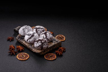 Pudra şekeri serpiştirilmiş çikolatalı buruşuk kurabiyeler, ev yapımı pişirme. Kakao aromalı buruşuk kurabiyeler