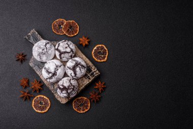 Pudra şekeri serpiştirilmiş çikolatalı buruşuk kurabiyeler, ev yapımı pişirme. Kakao aromalı buruşuk kurabiyeler