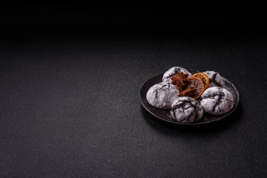 Pudra şekeri serpiştirilmiş çikolatalı buruşuk kurabiyeler, ev yapımı pişirme. Kakao aromalı buruşuk kurabiyeler