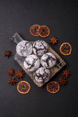 Pudra şekeri serpiştirilmiş çikolatalı buruşuk kurabiyeler, ev yapımı pişirme. Kakao aromalı buruşuk kurabiyeler